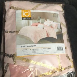 Queen duvet cover with two decorated pillows